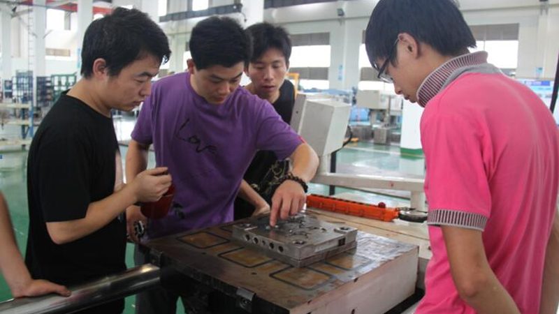 汽车发动机缸体压铸模具：揭秘价格背后的秘密